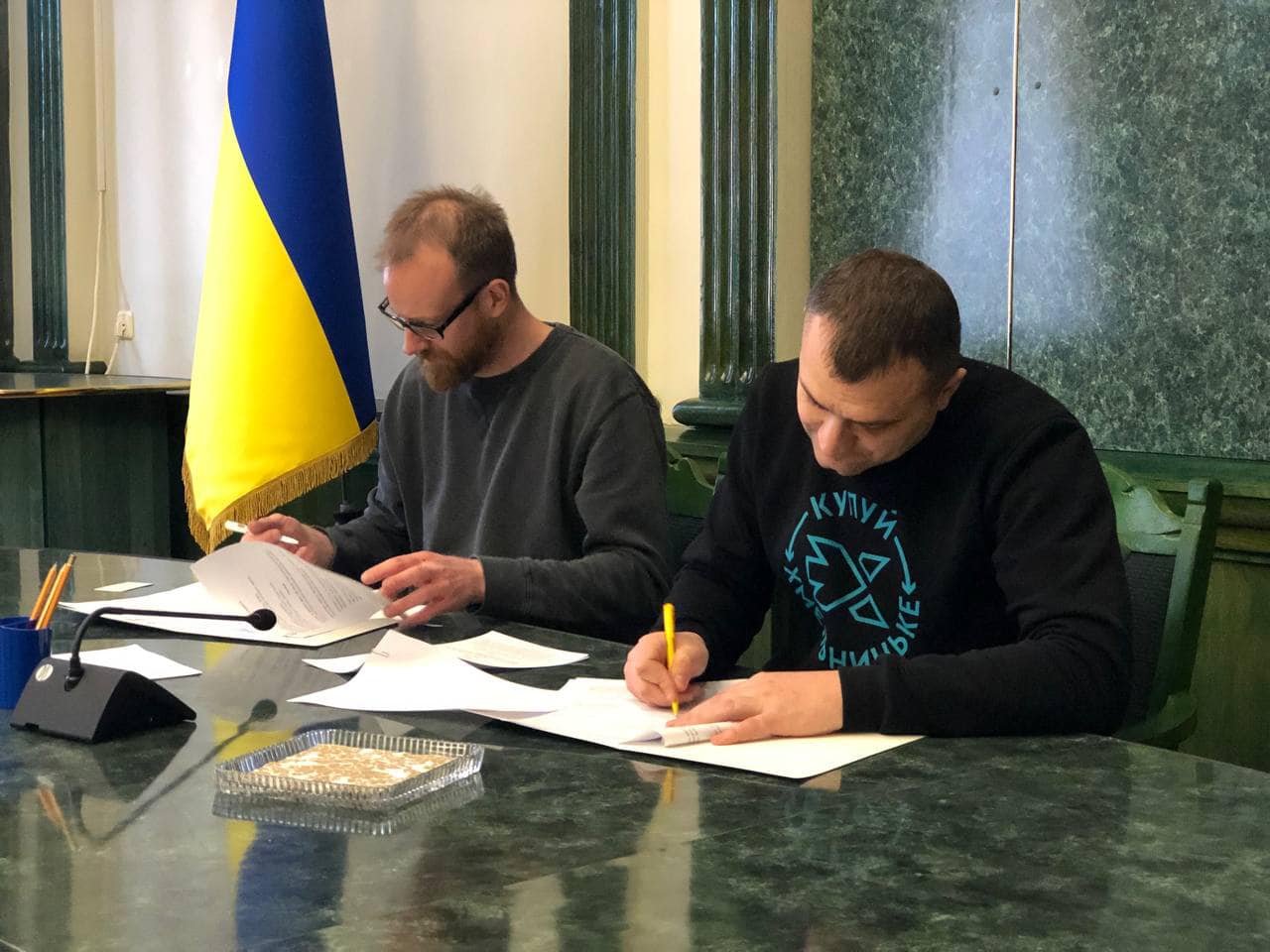 Новини Хмельницького - фото з Найбільший район Праги став партнером Хмельницького Возможно, это изображение (2 человека)