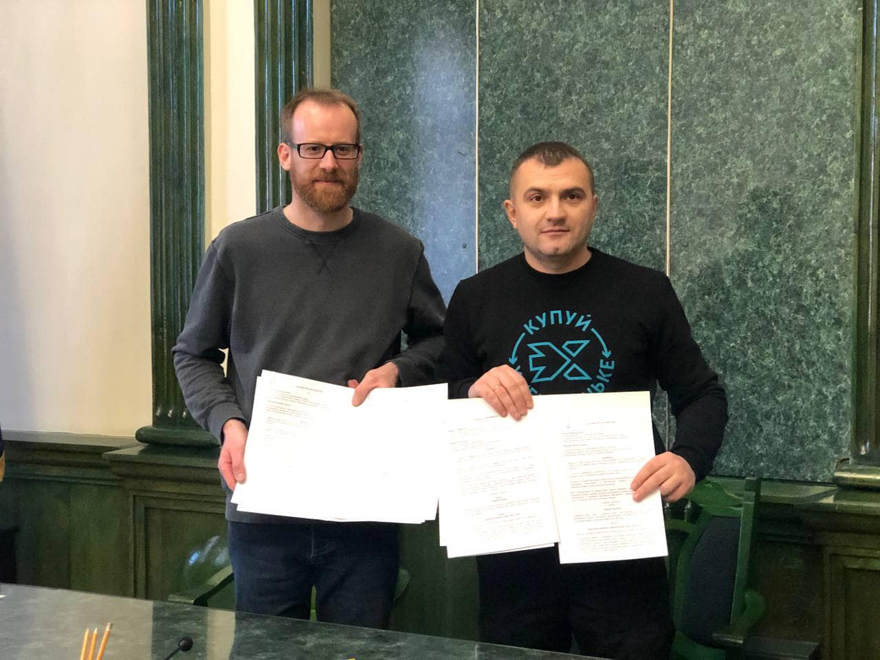 Новини Хмельницького - фото з Найбільший район Праги став партнером Хмельницького Возможно, это изображение (2 человека, люди стоят и в помещении)