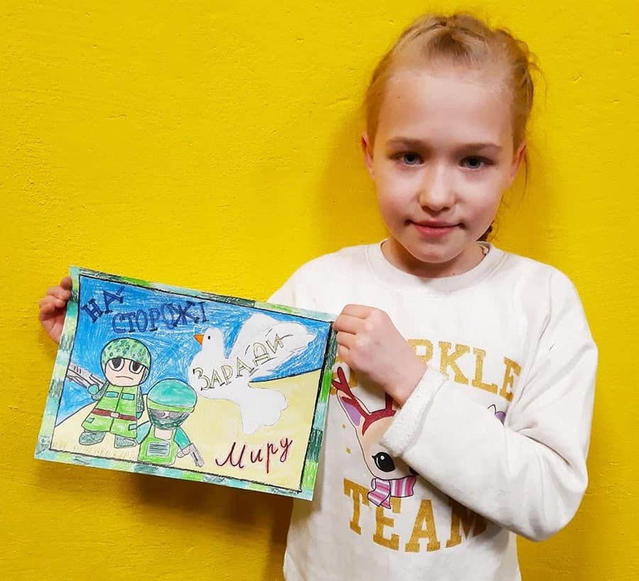 Новини Вінниці - фото з Малюють мирне майбутнє, танки та воїнів. Маленькі вінничани дякують захисникам своєю творчістю