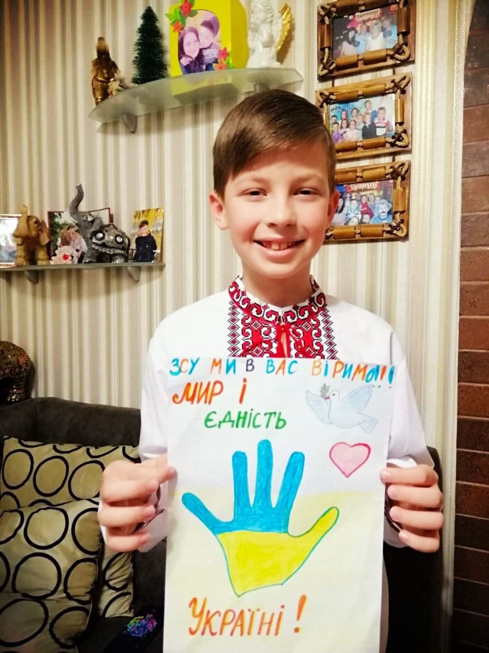 Новини Вінниці - фото з Малюють мирне майбутнє, танки та воїнів. Маленькі вінничани дякують захисникам своєю творчістю