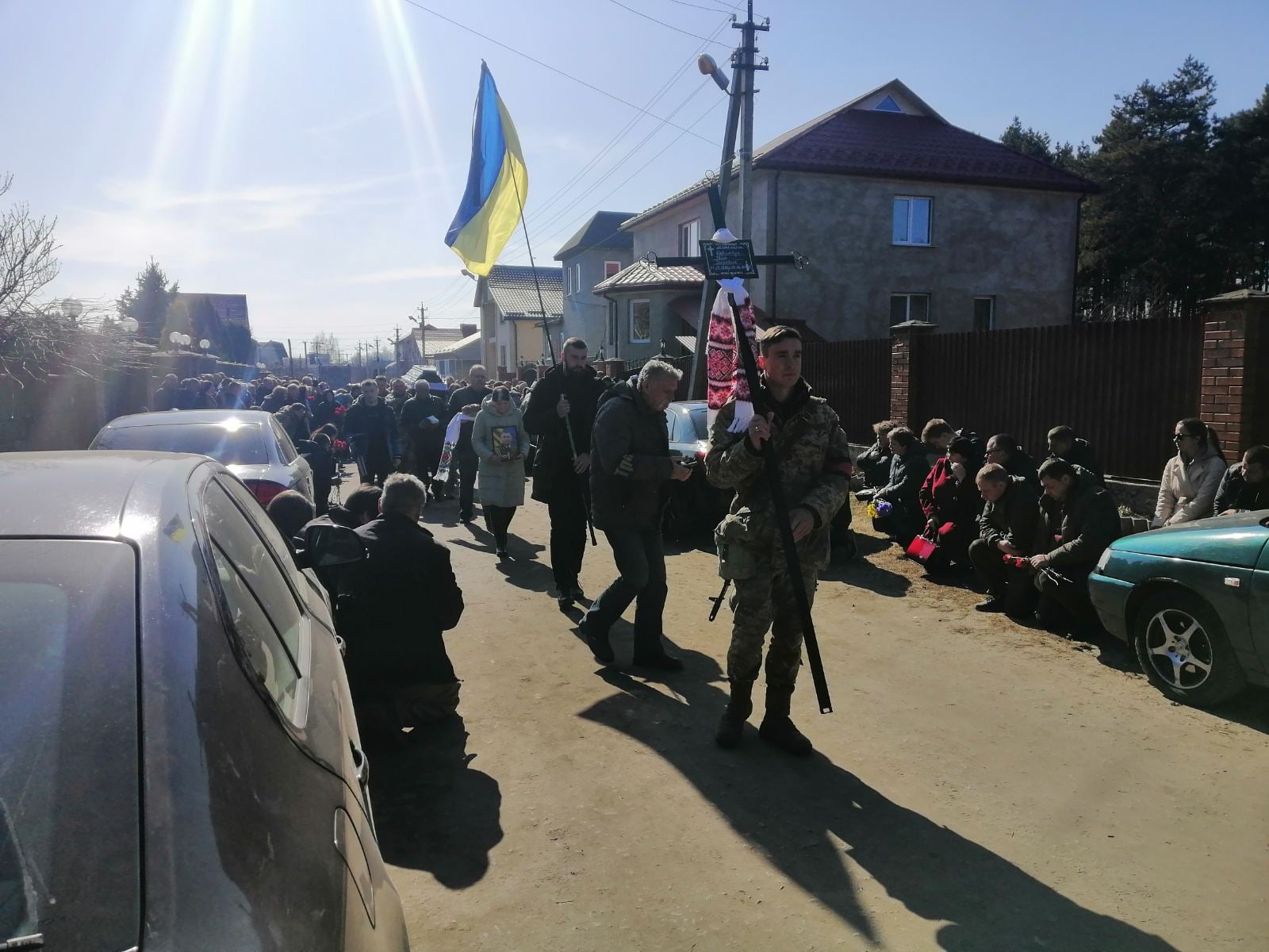 Новини Хмельницького - фото з "Вибачте, що не вберегли": Хмельниччина попрощалася з двома військовими На зображенні може бути: 10 людей, люди стоять та на відкритому повітрі