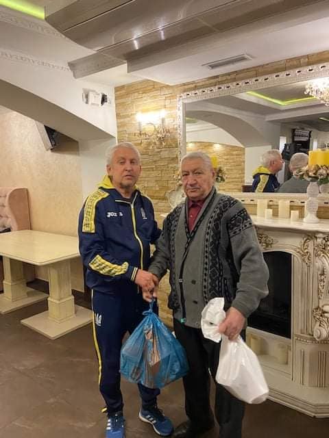Новини Вінниці - фото з Ветерани футболу Вінниччини отримали гуманітарну допомогу під час війни