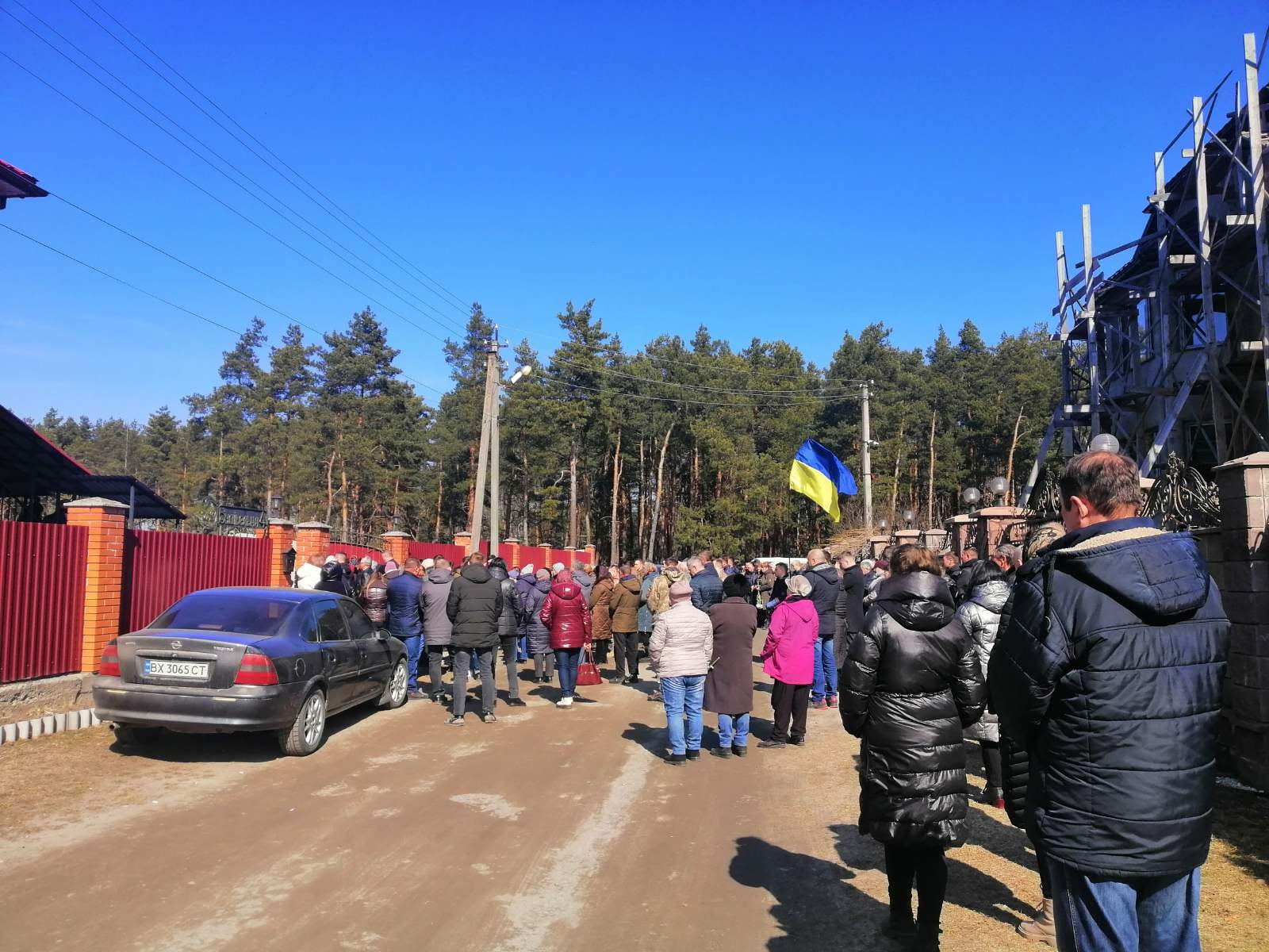 Новини Хмельницького - фото з "Вибачте, що не вберегли": Хмельниччина попрощалася з двома військовими На зображенні може бути: 5 людей, люди стоять та на відкритому повітрі