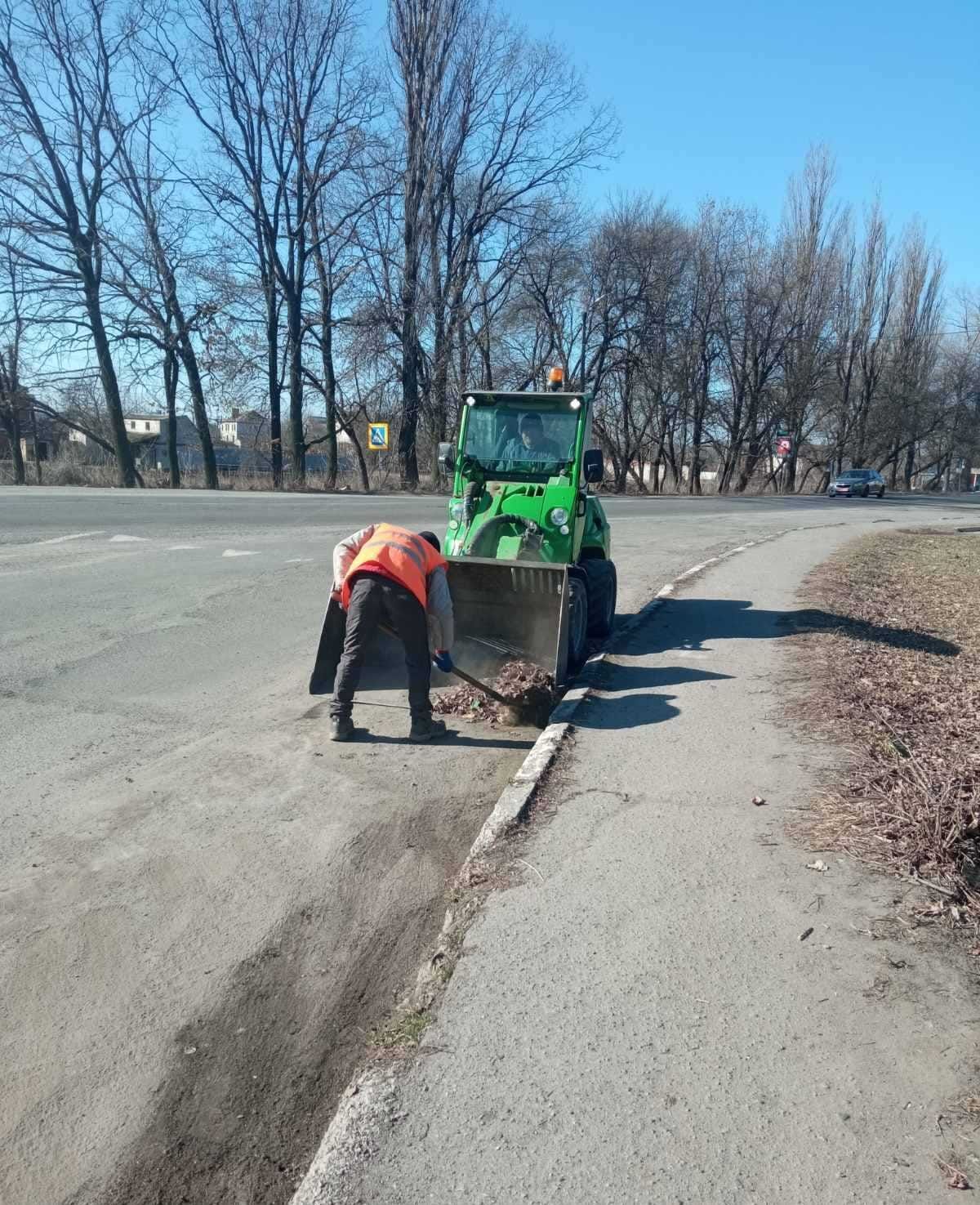 Новини Козятина - фото з Приводять дороги до ладу: як козятинські комунальники прибирають тротуари та вулиці міста