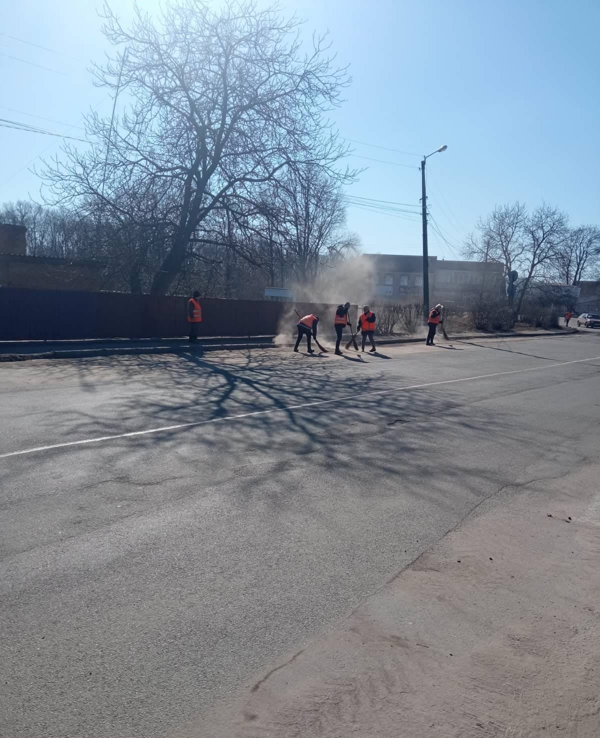 Новини Козятина - фото з Приводять дороги до ладу: як козятинські комунальники прибирають тротуари та вулиці міста