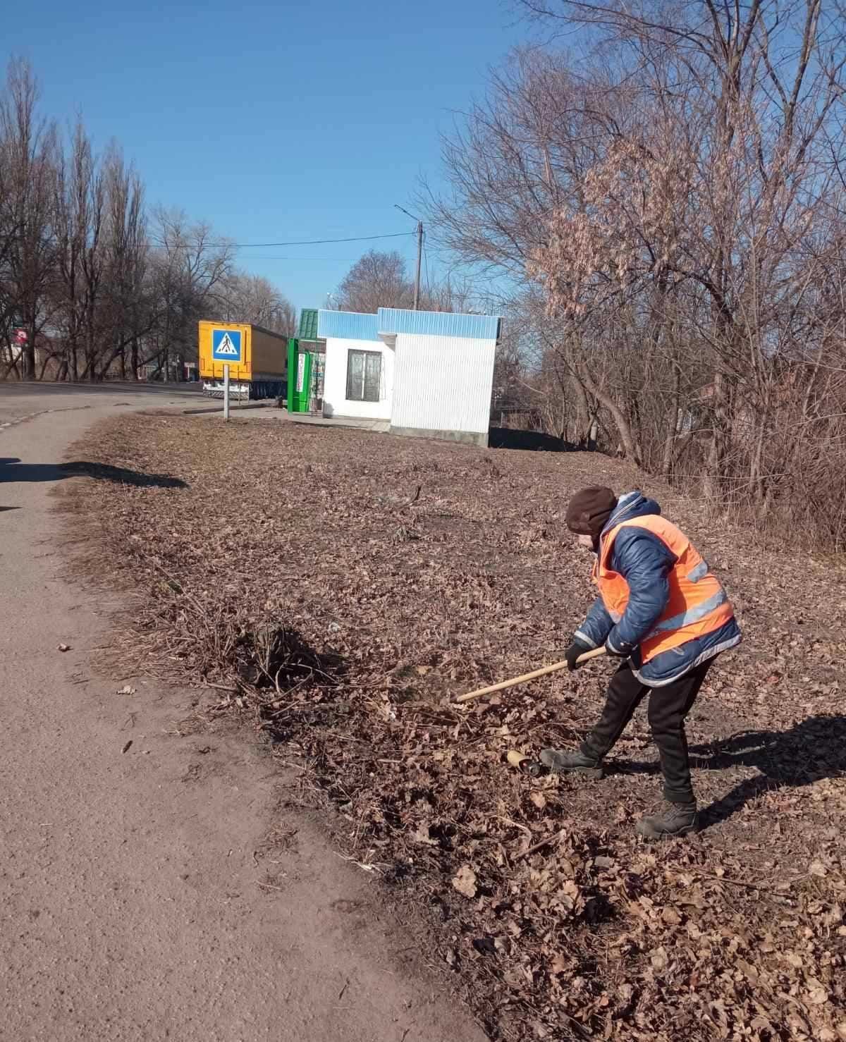 Новини Козятина - фото з Приводять дороги до ладу: як козятинські комунальники прибирають тротуари та вулиці міста
