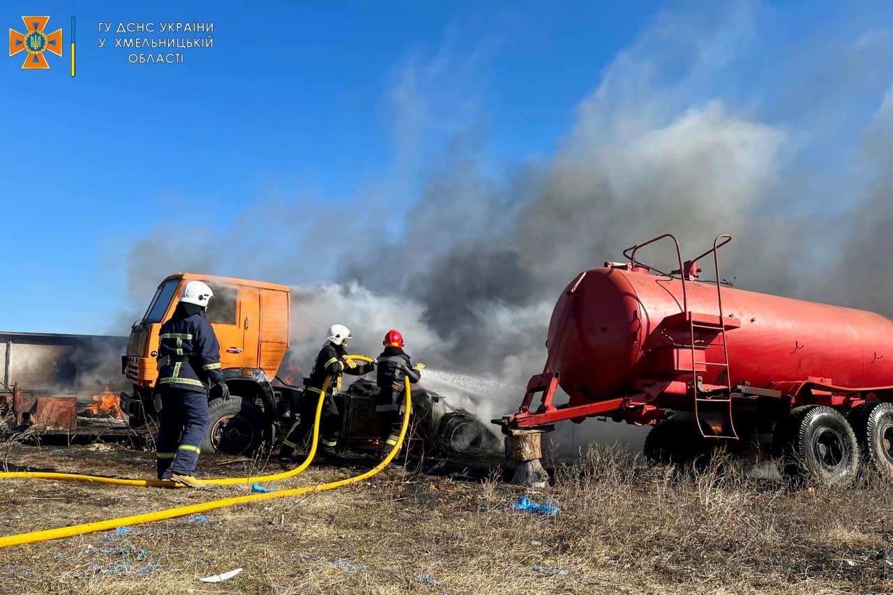Возможно, это изображение (3 человека и на открытом воздухе)