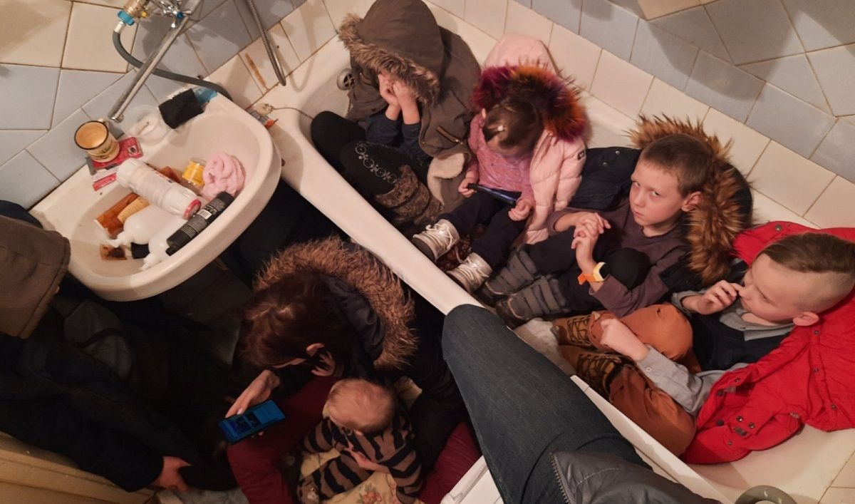 Новини Тернополя - фото з «У вас тут рай…» Мама з шістьма малими дітьми утікала з Чернігова у буді старої «газельки», коли гатили