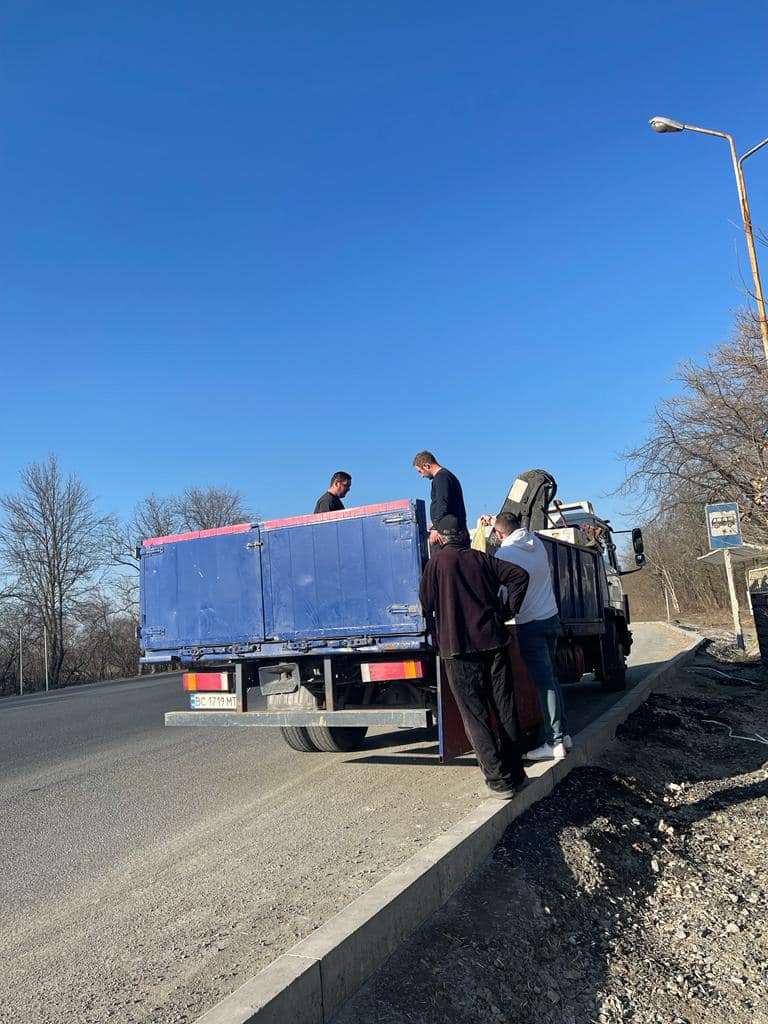 Новини Хмельницького - фото з Ведмедя, який жив при ресторані на Хмельниччині, перевезли на Львівщину Возможно, это изображение (4 человека, люди стоят, дорога и дерево)