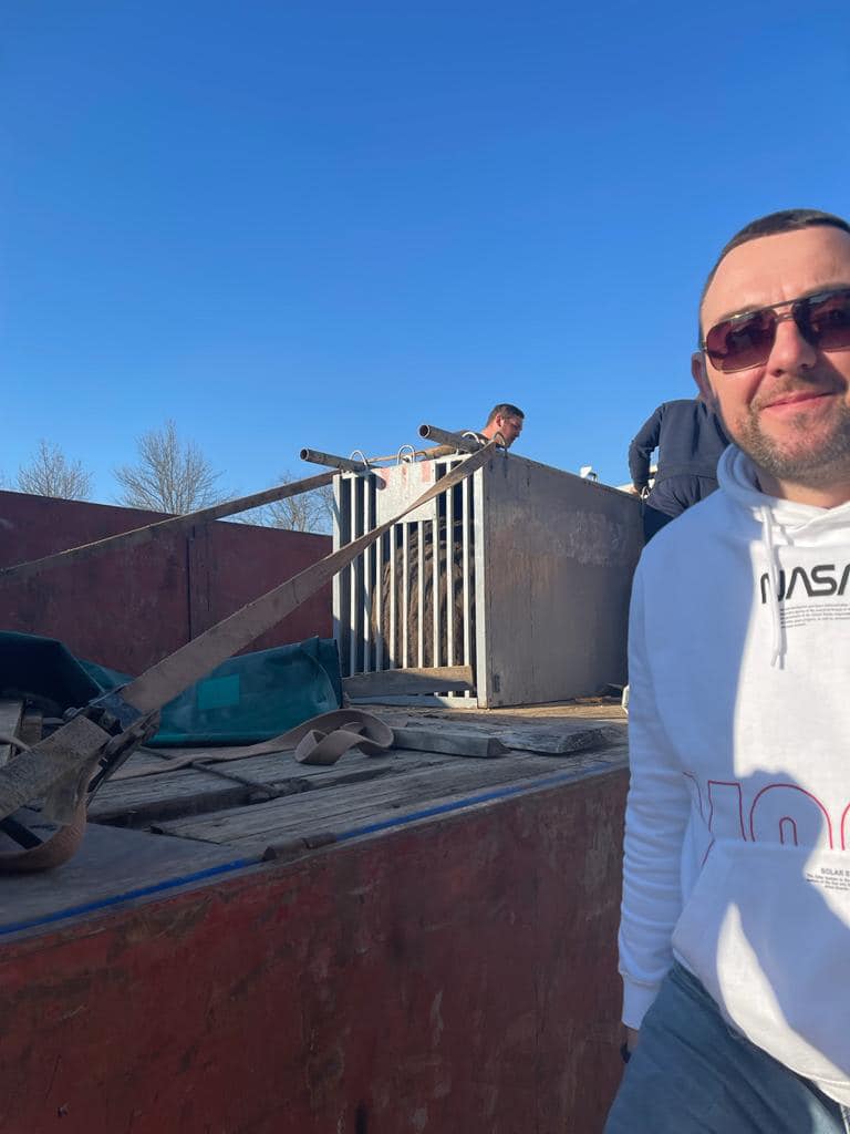 Новини Хмельницького - фото з Ведмедя, який жив при ресторані на Хмельниччині, перевезли на Львівщину Возможно, это изображение (2 человека и люди стоят)