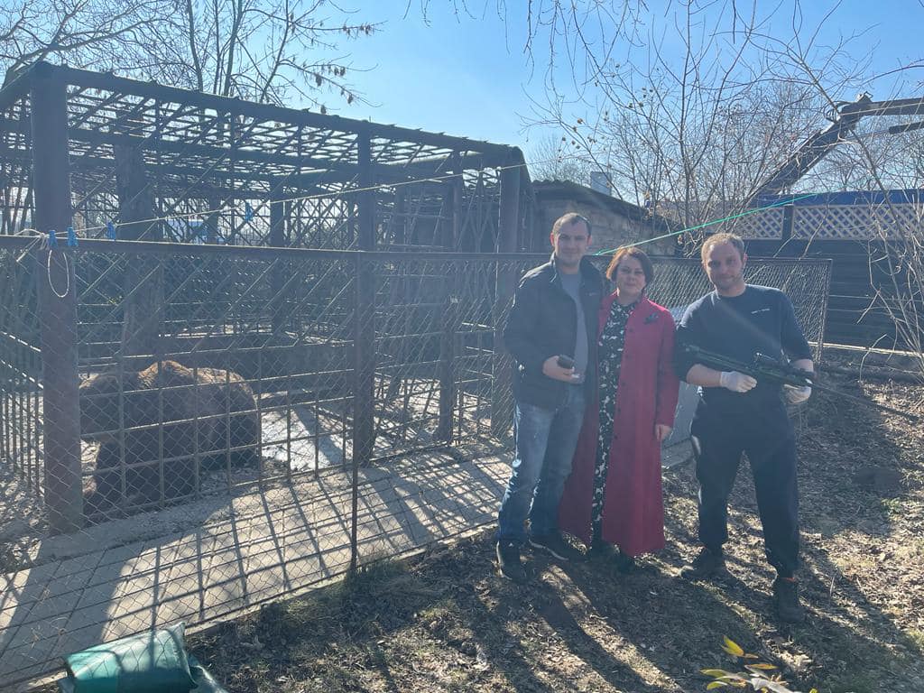 Новини Хмельницького - фото з Ведмедя, який жив при ресторані на Хмельниччині, перевезли на Львівщину Возможно, это изображение (3 человека, люди стоят и на открытом воздухе)