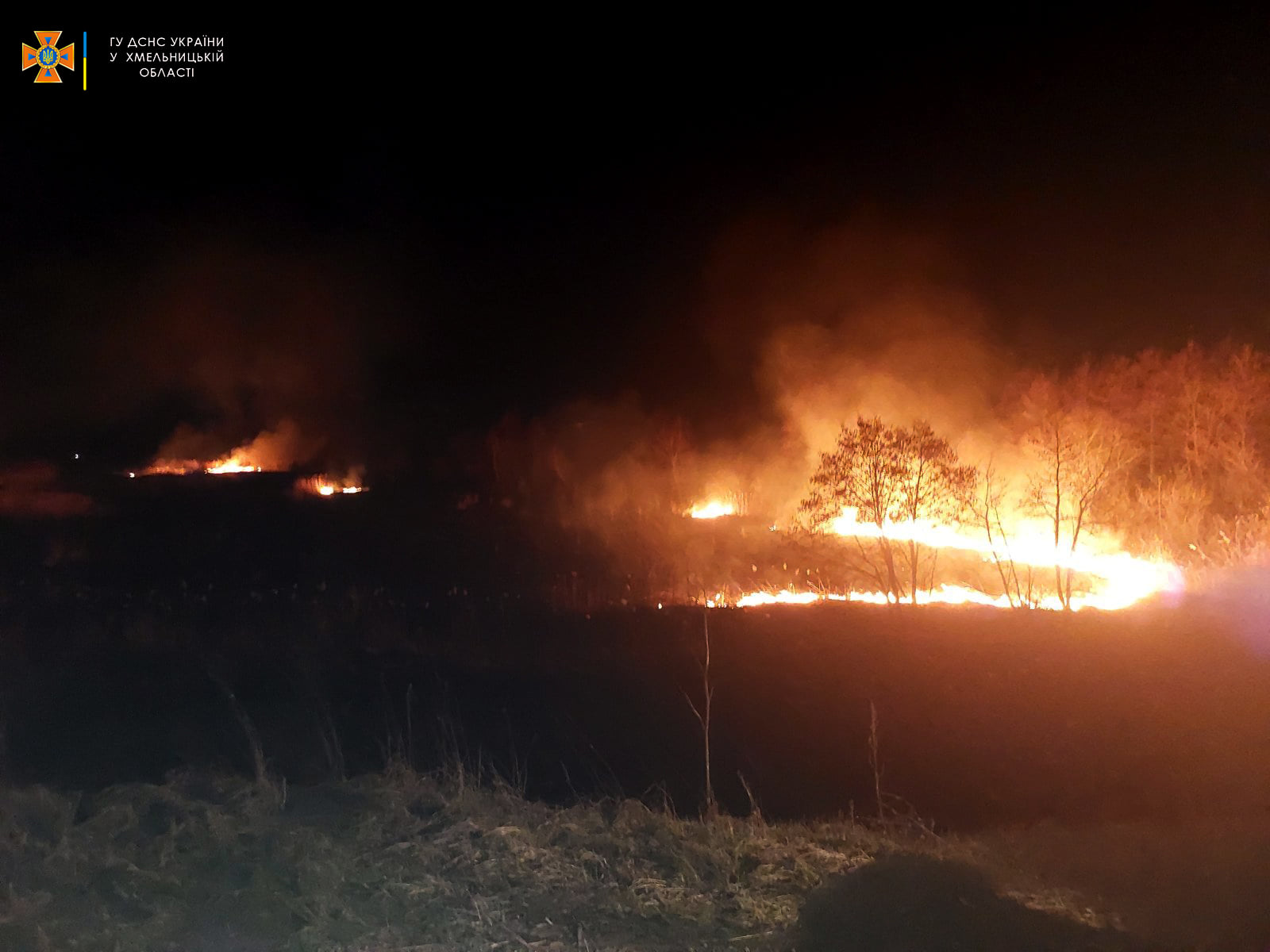 Возможно, это изображение (огонь и на открытом воздухе)