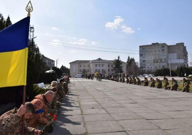 Новини Хмельницького - фото з На Хмельниччині прощались із загиблим сержантом Віктором Холодовим