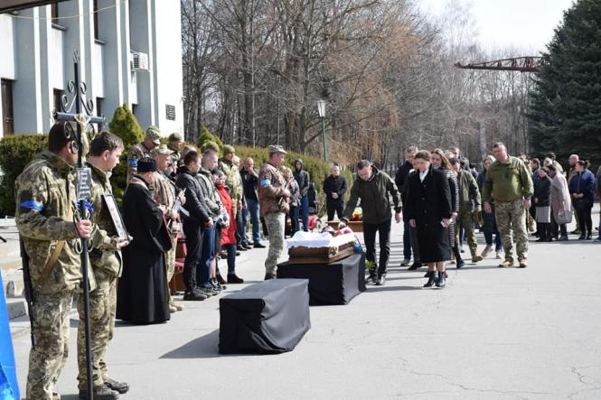 Новини Хмельницького - фото з На Хмельниччині прощались із загиблим сержантом Віктором Холодовим