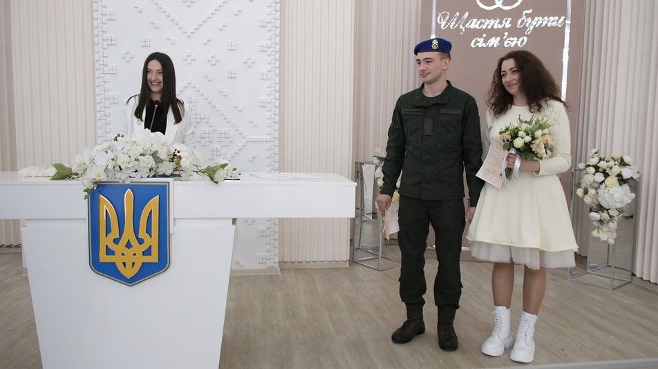 Новини Вінниці - фото з «Місяць, як розпочалась війна». Військовий і художниця побралися під марш Мендельсона