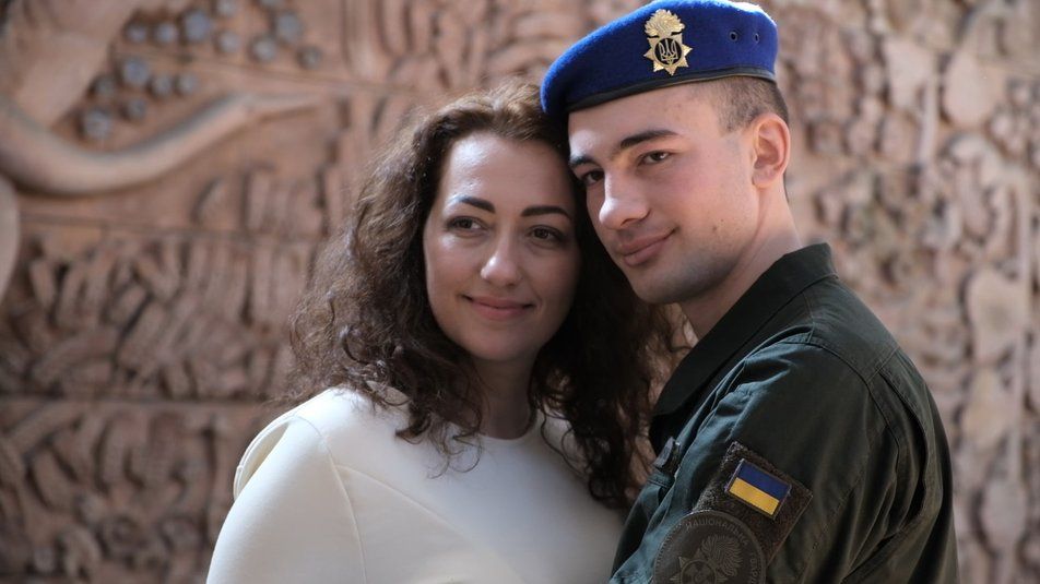 Новини Вінниці - фото з «Місяць, як розпочалась війна». Військовий і художниця побралися під марш Мендельсона