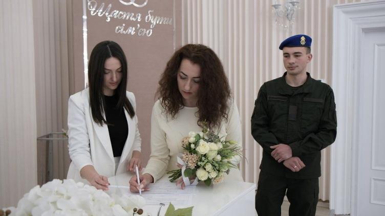 Новини Вінниці - фото з «Місяць, як розпочалась війна». Військовий і художниця побралися під марш Мендельсона