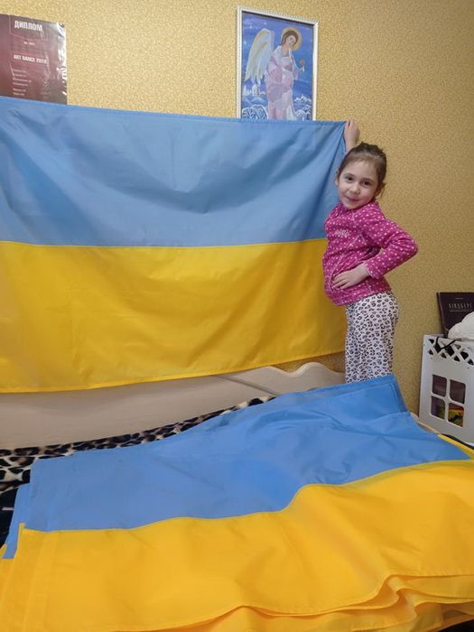 Новини Вінниці - фото з 80 прапорів для захисників пошила вінничанка Людмила Мороз та її «швейна рота»