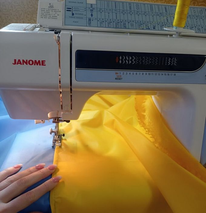 Новини Вінниці - фото з 80 прапорів для захисників пошила вінничанка Людмила Мороз та її «швейна рота»