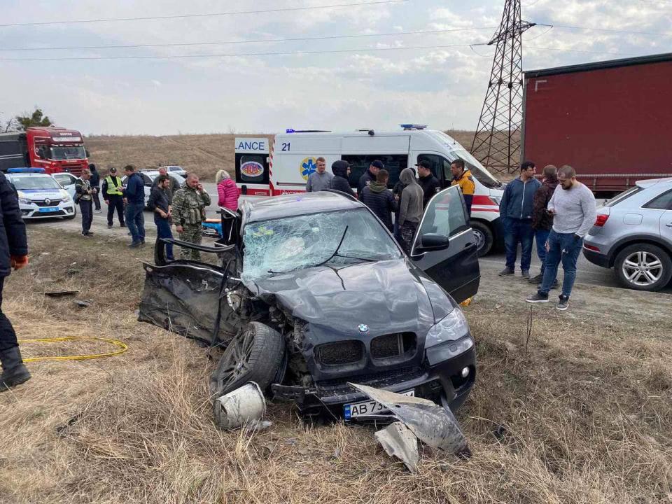 На зображенні може бути: 14 людей, люди стоять, автомобіль та на відкритому повітрі