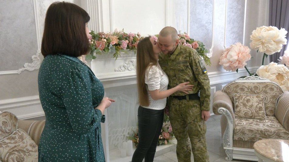 Новини Вінниці - фото з Повістка, присяга і одруження: у Черкасах розписали пару вінничан