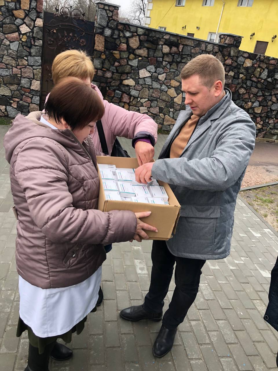 Новини Житомира - фото з Житомир отримав гуманітарну допомогу — 100 упаковок препарату L-ТИРОКСИН Берлін-Хемі