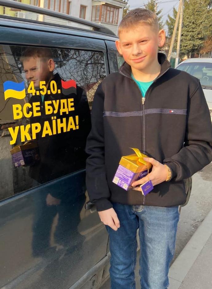 На зображенні може бути: 2 людини та люди стоять