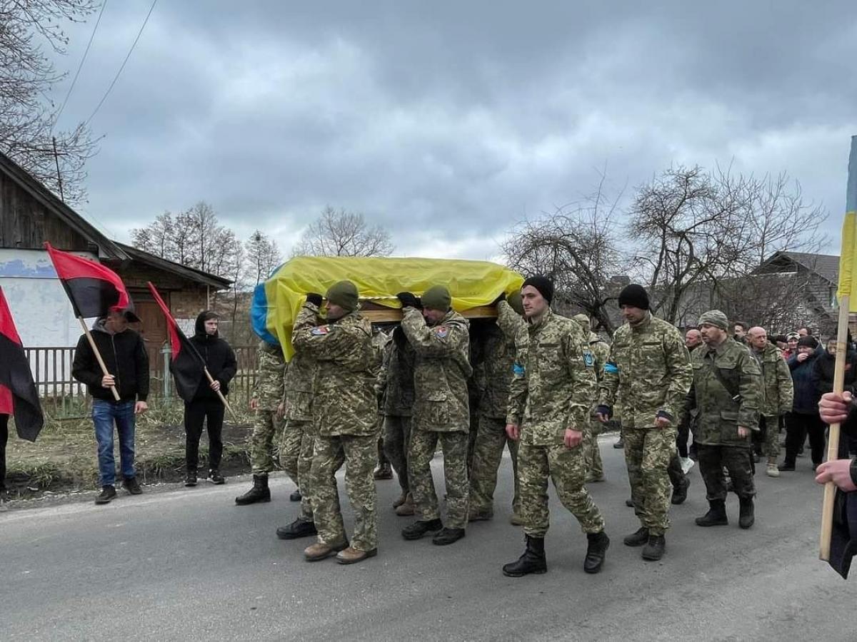 Новини Тернополя - фото з Війна одна й та ж: спочатку втратила брата, а тепер чоловіка. Прощаються з Героєм Сашком Михайловським