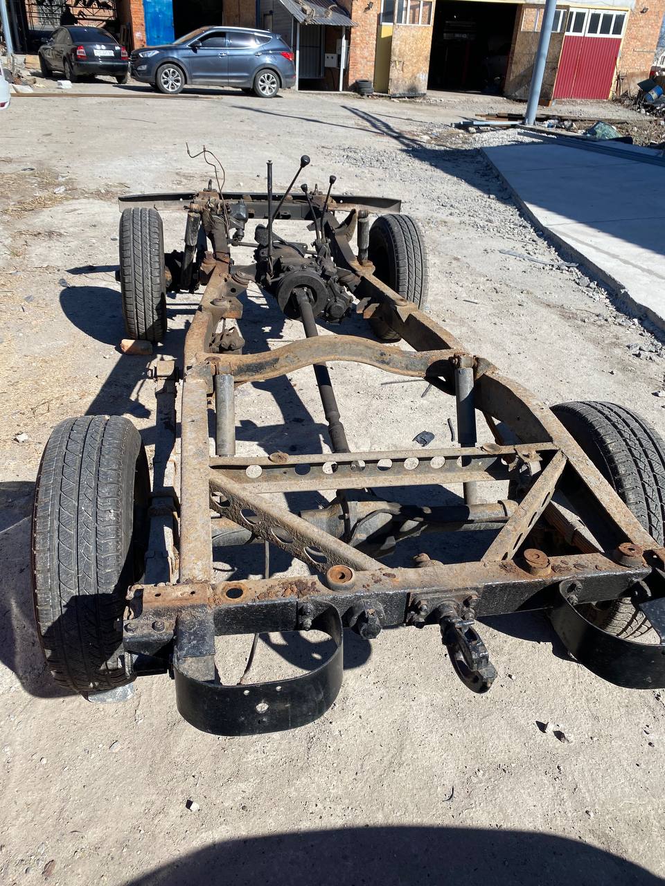 Новини Вінниці - фото з Вінничанин Андрій Кравчук зробив завод зі свого СТО. Ми побачили як виготовляють авто для фронту