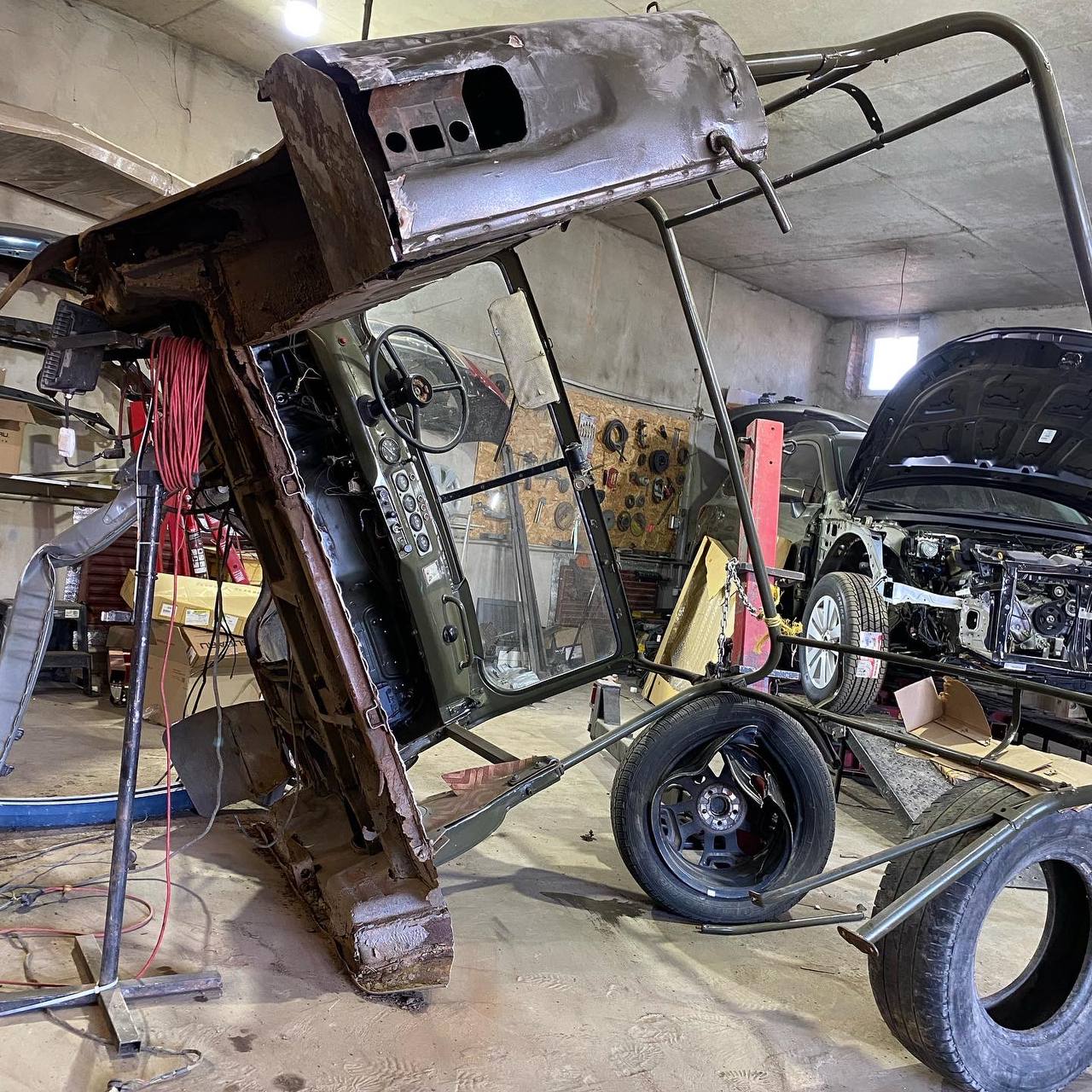 Новини Вінниці - фото з Вінничанин Андрій Кравчук зробив завод зі свого СТО. Ми побачили як виготовляють авто для фронту