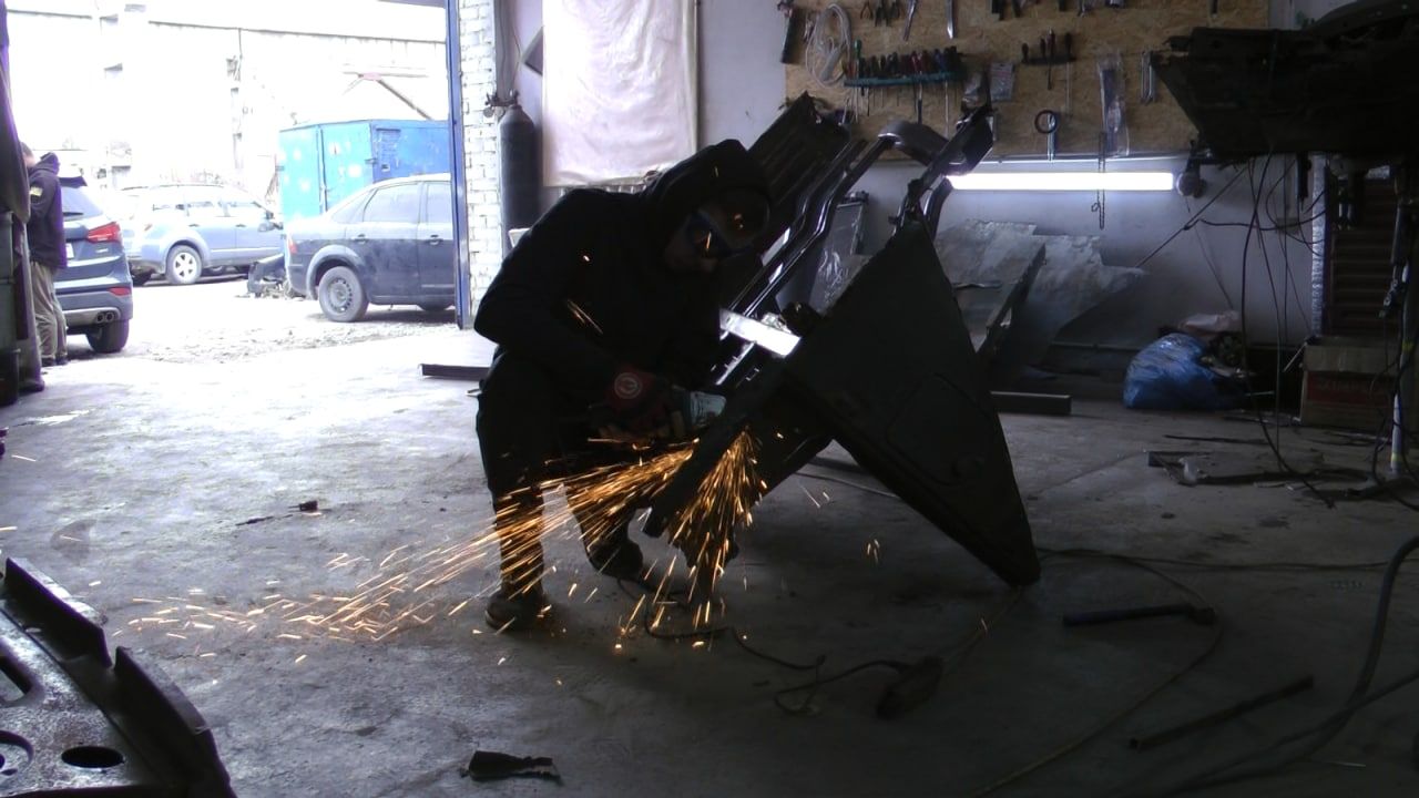 Новини Вінниці - фото з Вінничанин Андрій Кравчук зробив завод зі свого СТО. Ми побачили як виготовляють авто для фронту