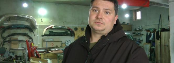 Вінничанин Андрій Кравчук зробив завод зі свого СТО. Ми побачили як виготовляють авто для фронту