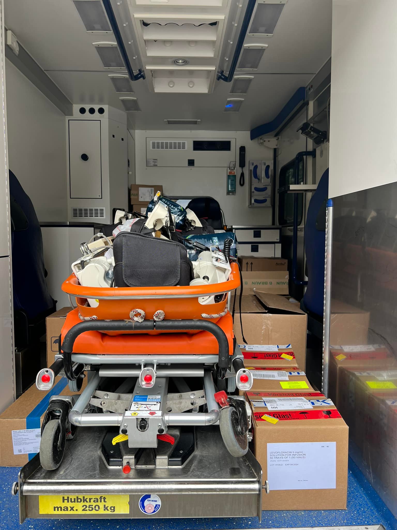 Возможно, это изображение (в помещении и текст «1 Hubkraft max. 250 kg»)