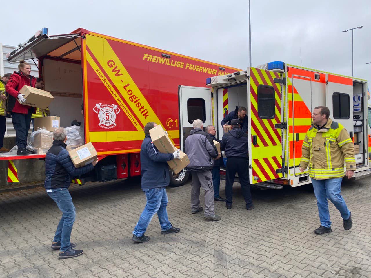 Возможно, это изображение (7 человек и на открытом воздухе)