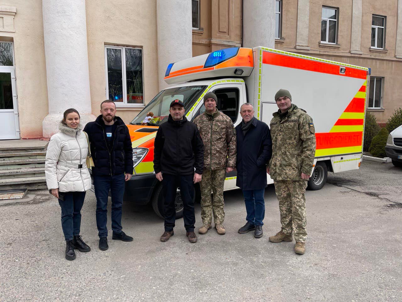 Возможно, это изображение (7 человек, люди стоят и на открытом воздухе)