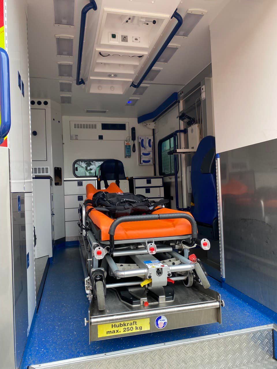 Возможно, это изображение (в помещении)