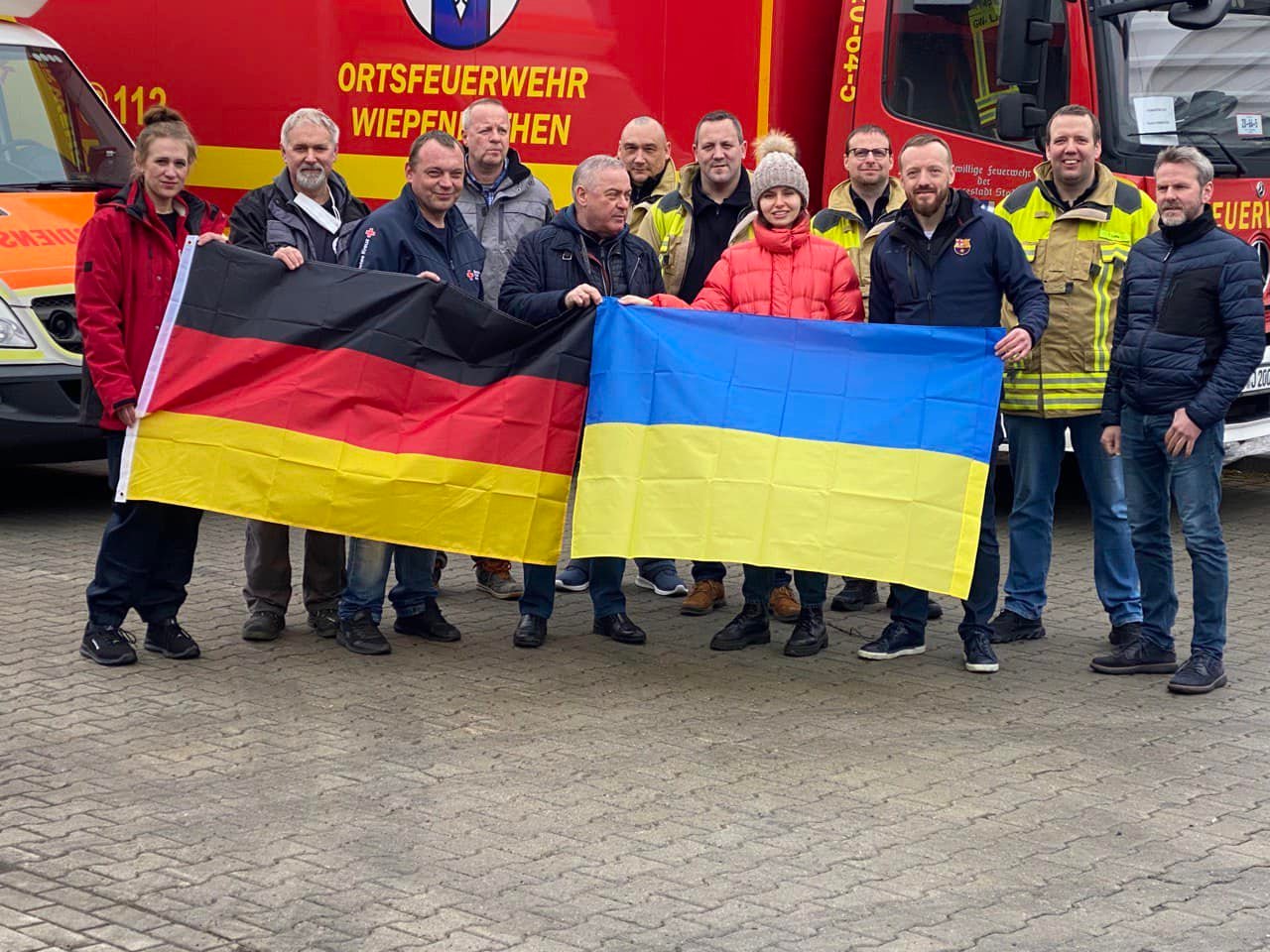 Возможно, это изображение (10 человек, люди стоят, на открытом воздухе и текст «ORTSFEUERWEHR WIEPFN. HEN H EUER»)