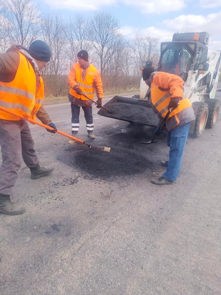 Новини Житомира - фото з Дорожники Житомирщини ремонтують аварійні і пошкоджені ділянки автодоріг