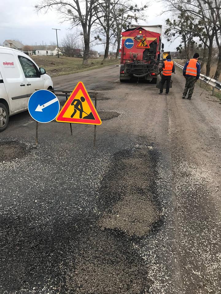 Новини Житомира - фото з Дорожники Житомирщини ремонтують аварійні і пошкоджені ділянки автодоріг