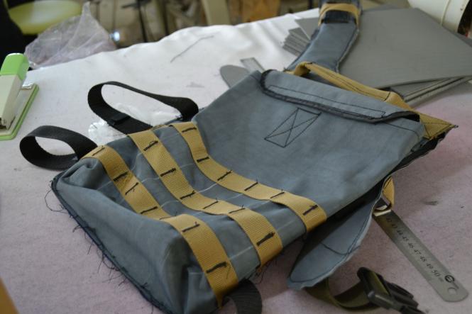 Новини Хмельницького - фото з “Шили плитоноски за обіди”. Як у Хмельницькому вдягають воїнів на передову (РЕПОРТАЖ)