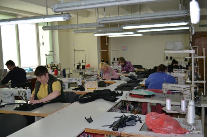 Новини Хмельницького - фото з “Шили плитоноски за обіди”. Як у Хмельницькому вдягають воїнів на передову (РЕПОРТАЖ)