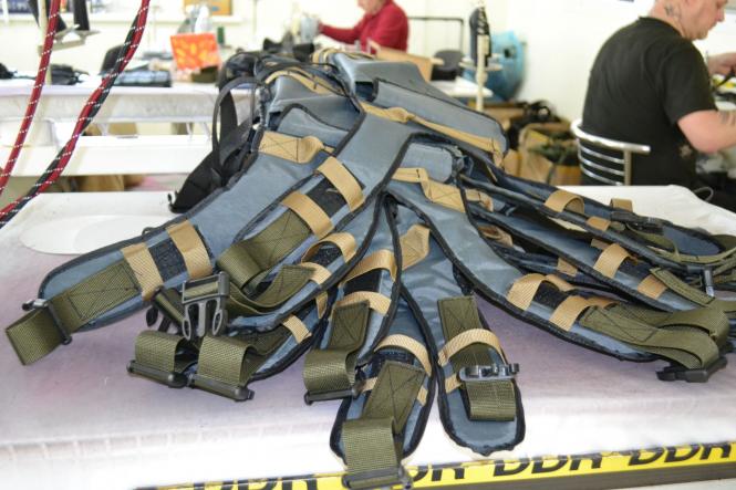 Новини Хмельницького - фото з “Шили плитоноски за обіди”. Як у Хмельницькому вдягають воїнів на передову (РЕПОРТАЖ)