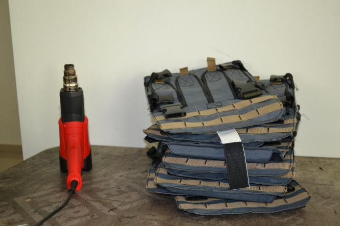 Новини Хмельницького - фото з “Шили плитоноски за обіди”. Як у Хмельницькому вдягають воїнів на передову (РЕПОРТАЖ)