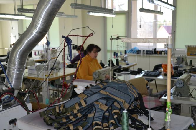 Новини Хмельницького - фото з “Шили плитоноски за обіди”. Як у Хмельницькому вдягають воїнів на передову (РЕПОРТАЖ)