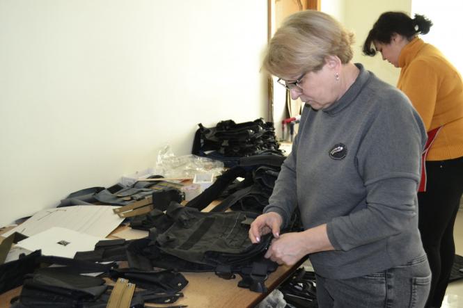 Новини Хмельницького - фото з “Шили плитоноски за обіди”. Як у Хмельницькому вдягають воїнів на передову (РЕПОРТАЖ)