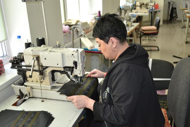 Новини Хмельницького - фото з “Шили плитоноски за обіди”. Як у Хмельницькому вдягають воїнів на передову (РЕПОРТАЖ)