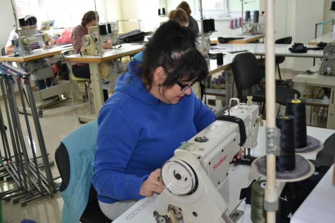 Новини Хмельницького - фото з “Шили плитоноски за обіди”. Як у Хмельницькому вдягають воїнів на передову (РЕПОРТАЖ)