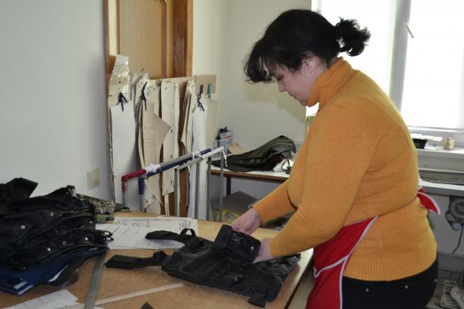 Новини Хмельницького - фото з “Шили плитоноски за обіди”. Як у Хмельницькому вдягають воїнів на передову (РЕПОРТАЖ)