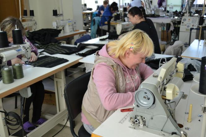 Новини Хмельницького - фото з “Шили плитоноски за обіди”. Як у Хмельницькому вдягають воїнів на передову (РЕПОРТАЖ)