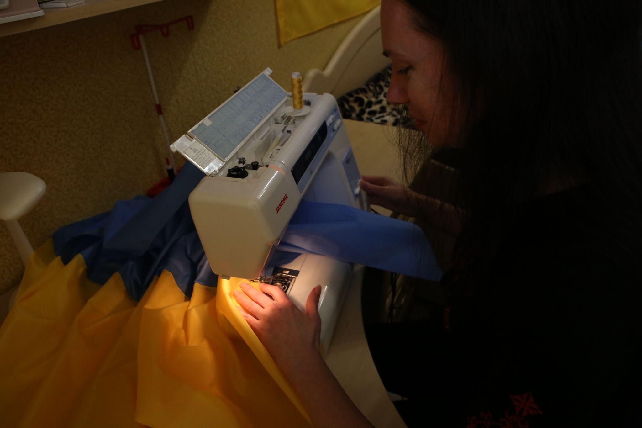 Новини Вінниці - фото з Герої тилу. Прапори, які шиє вінничанка, відправлять до звільненої Київщини